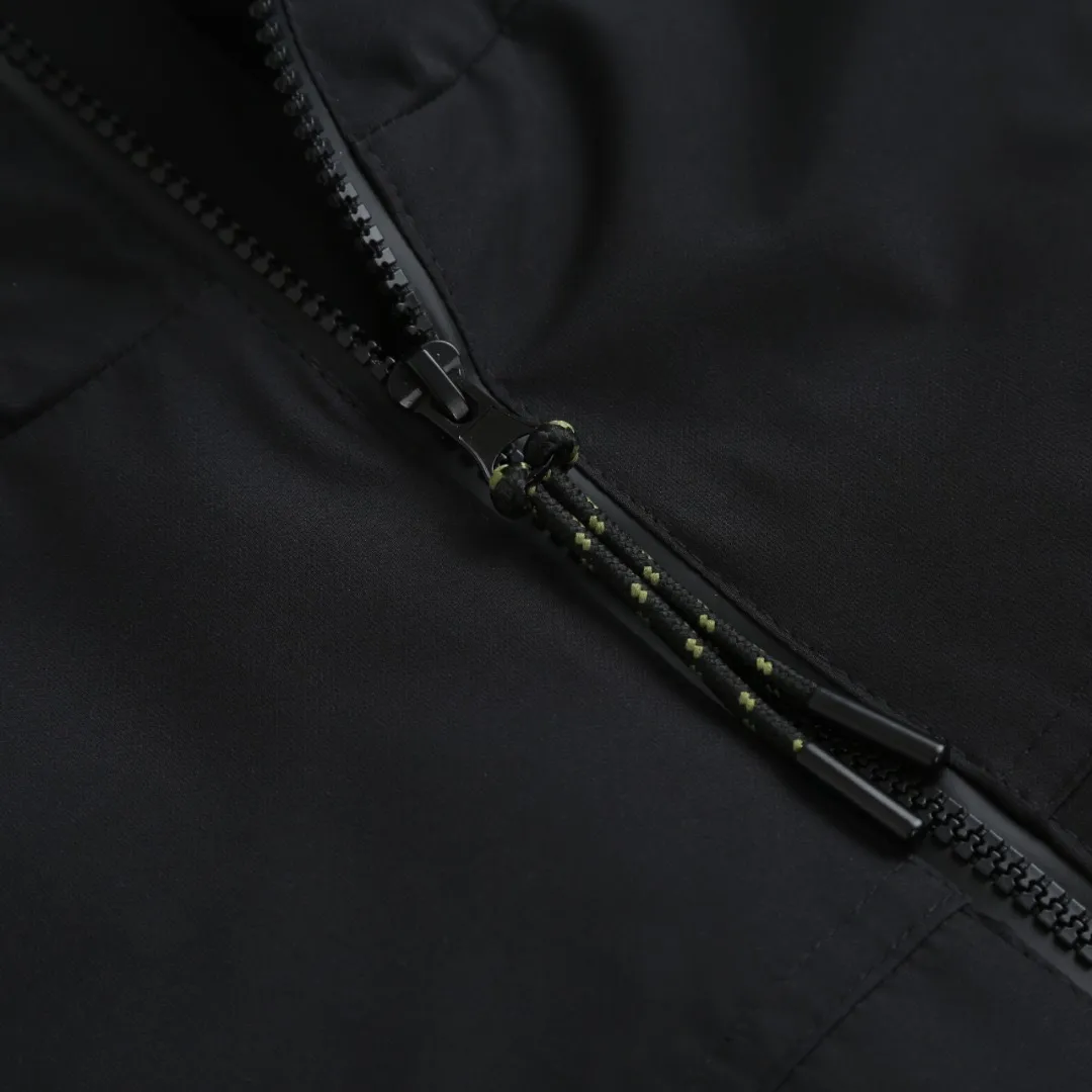 P980 Ralph Lauren Pony Embroidered Hooded Down Jacket (Black) The inner filling is made of high-quality 90 white duck down with a weight of 220g, ensuring excellent thermal insulation performance. After strict screening and processing, the velvet is not easy to get drilled, ensuring durability. The fabric is made of high-density nylon taffeta with a density of about 210T-300T, with a smooth and slightly matte surface, excellent windproof and waterproof properties (with DWR water-repellent treatment), strong wrinkle resistance and easy care, in line with the American casual positioning of "durable and practical". The lining fabric is made of 100% polyamide. The high-density and tight weaving process prevents fine lint from emerging from the gaps in the fabric. The smooth surface improves the putting on and taking off experience, and the excellent wear and tear resistance ensures damage caused by frequent use, while the light and soft texture does not affect the overall weight. The classic jacket has a slightly loose fit, slightly dropped shoulder line (shoulder width is 1-2cm wider than the standard fit), is hip-length, and has slightly tapered straight sleeves, taking into account both freedom of movement and casual style. The adjustable Velcro on the cuffs allows you to freely adjust the tightness according to the thickness of your wrist and personal preferences, effectively preventing cold wind from intruding, and improving the warmth performance. In terms of storage, the two front zipper pockets are convenient for you to place frequently used items, and the zipper design ensures that items are not easily lost. A built-in pocket on the left side of the chest provides a safe storage space for some small private items. The drawstring design at the hem allows you to adjust the shape of the jacket according to your body shape and dressing needs. Whether it is loose and casual or slim and neat, you can easily control it. Polo horse logo on the left chest: flat satin stitch embroidery (satin embroidery), the embroidery thread is 100% polyester high color fastness embroidery thread (the color number is consistent with the brand's standard red color card), the stitch density is 12-15 stitches/cm, the outline of the horse logo is clear, and the details of the rider and horse are burr-free. Size:S-M-L-XL
